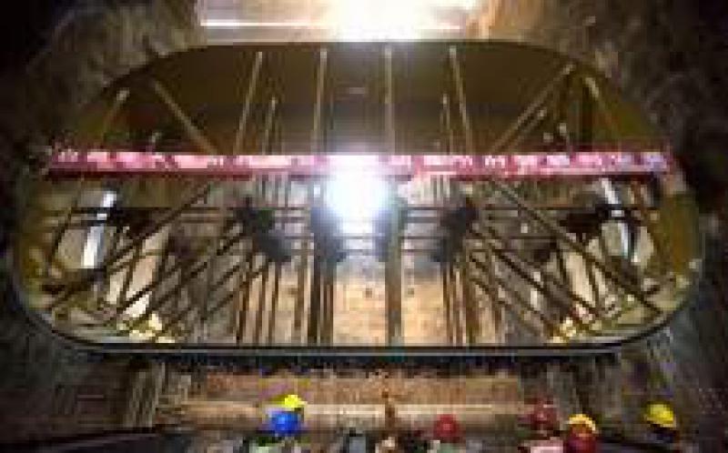 白鶴灘水電站工程右岸地下廠房完成首節機組肘管吊裝