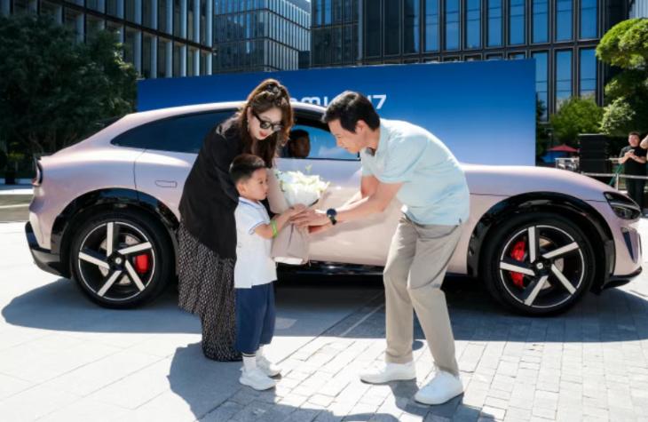 小米YU7今日正式交付，雷軍現(xiàn)身為車主開車門