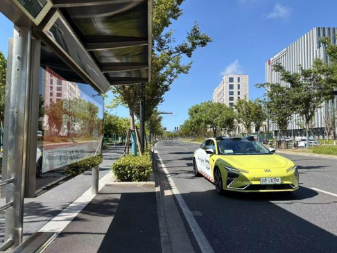 上海臨港首批無(wú)人駕駛智能網(wǎng)聯(lián)出租車正式開放運(yùn)營(yíng)