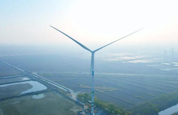 華潤寶坻風電項目Ⅲ標段首臺風機吊裝完成