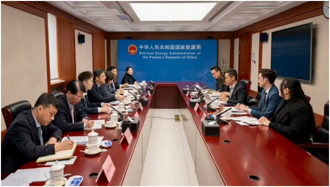 國家能源局負(fù)責(zé)人會(huì)見新加坡貿(mào)工部副常秘 深化中新能源領(lǐng)域合作